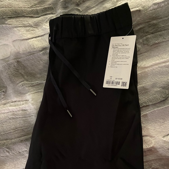 *LULULEMON* ON THE FLY 7/8 PANT *WOVEN - Picture 2 of 6